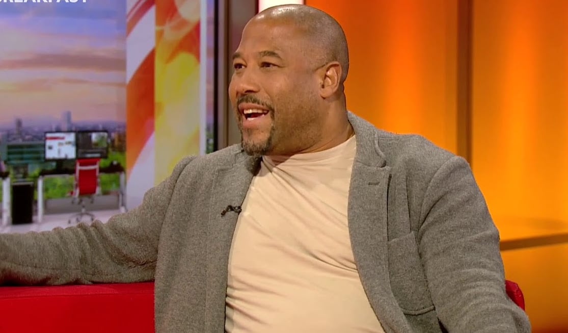 John Barnes critica la desconexión actual entre futbolistas y aficionados por no ir a los pubs