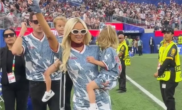 باريس هيلتون تتألق بتنورة مصغرة في كأس العالم لكرة القدم