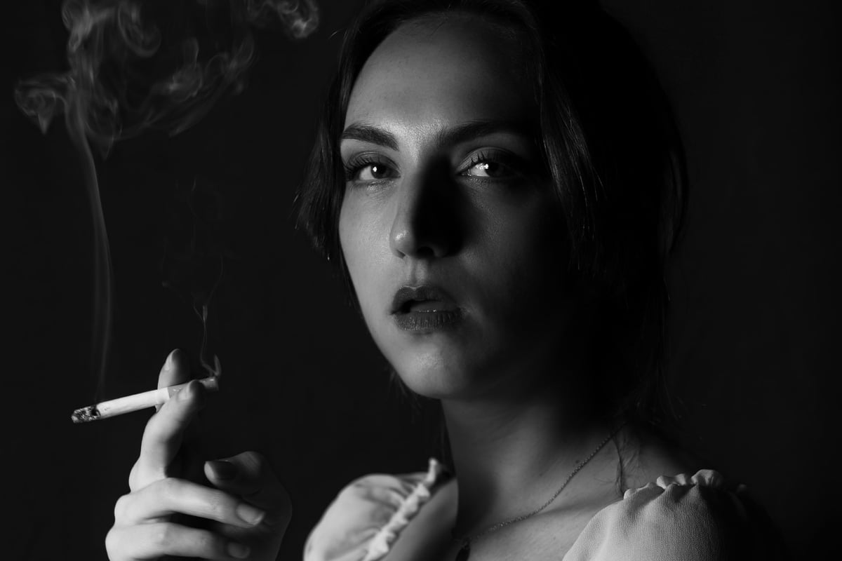 دراسة تكشف كيف يعزز النيكوتين الرغبة القهرية في تناول الطعام