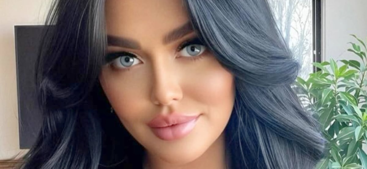 بيكي هادسون تخطف الأنظار بفستان شفاف بدون ملابس داخلية على متن يخت