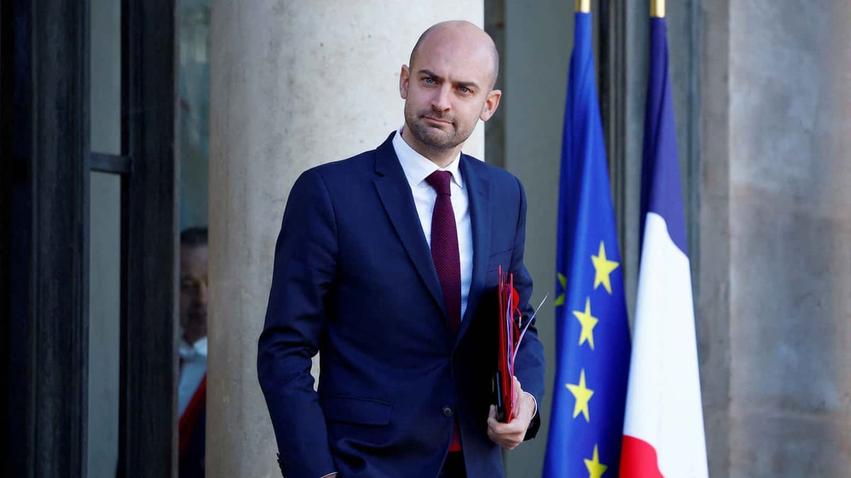 France Insists on Consent Before UN Sanctions Lifted on Iran