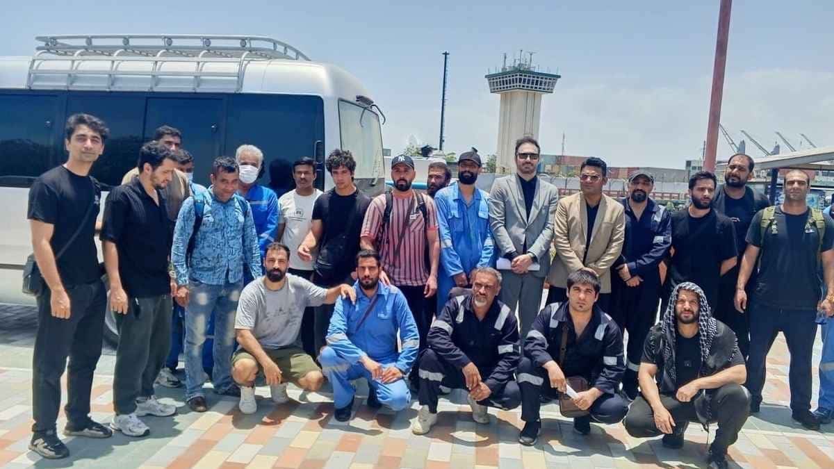 تسليم 22 بحاراً إيرانياً في باكستان بعد احتجاز ناقلتهم من قبل واشنطن