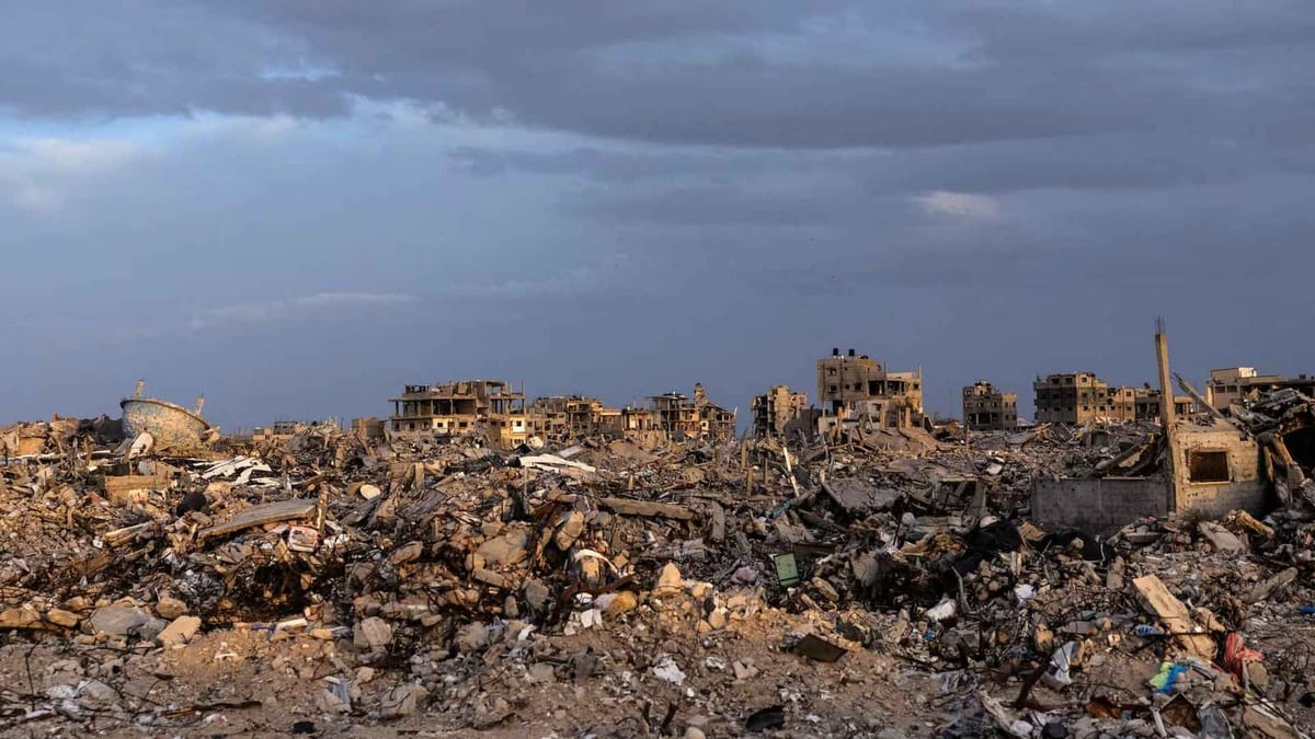 Israeli Forces Conduct Intense Airstrikes on Deir al-Balah in Central Gaza