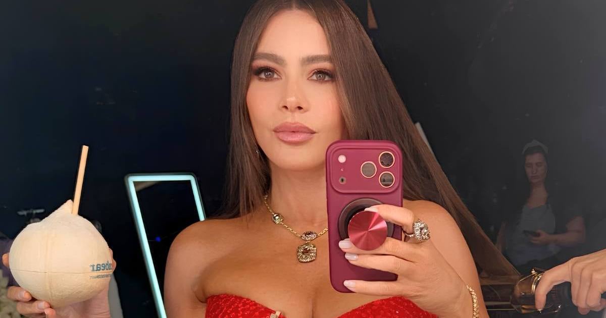 Sofia Vergara attire tous les regards dans une robe entièrement transparente