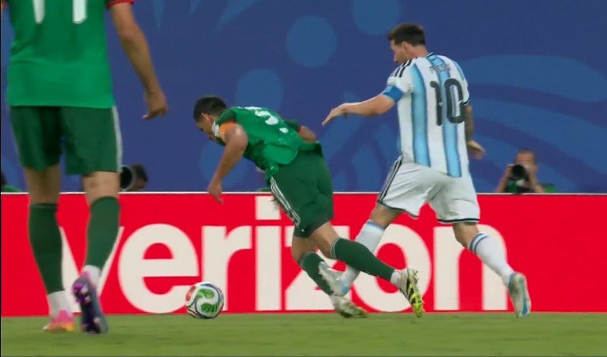 لقطة ميسي وهدف سويسرا واعتراض أستراليا.. التحكيم يفجّر موجة غضب في كأس العالم
