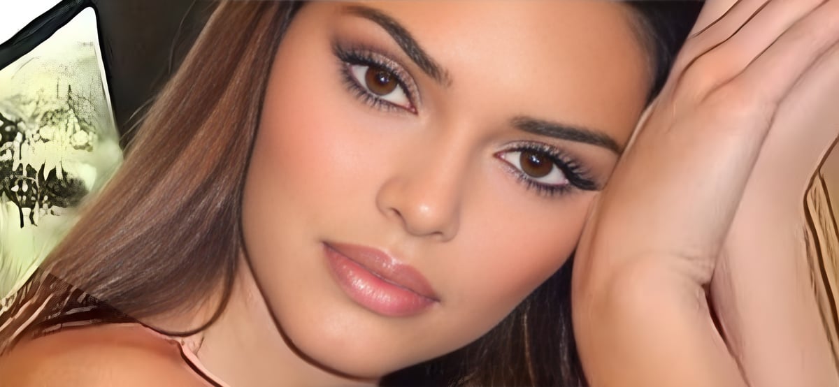 Kendall Jenner destaca sus curvas con diminuto tanga en campaña de SKIMS