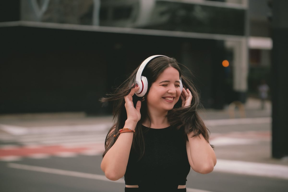 Experts Warn About Hearing Risks from Headphone Use