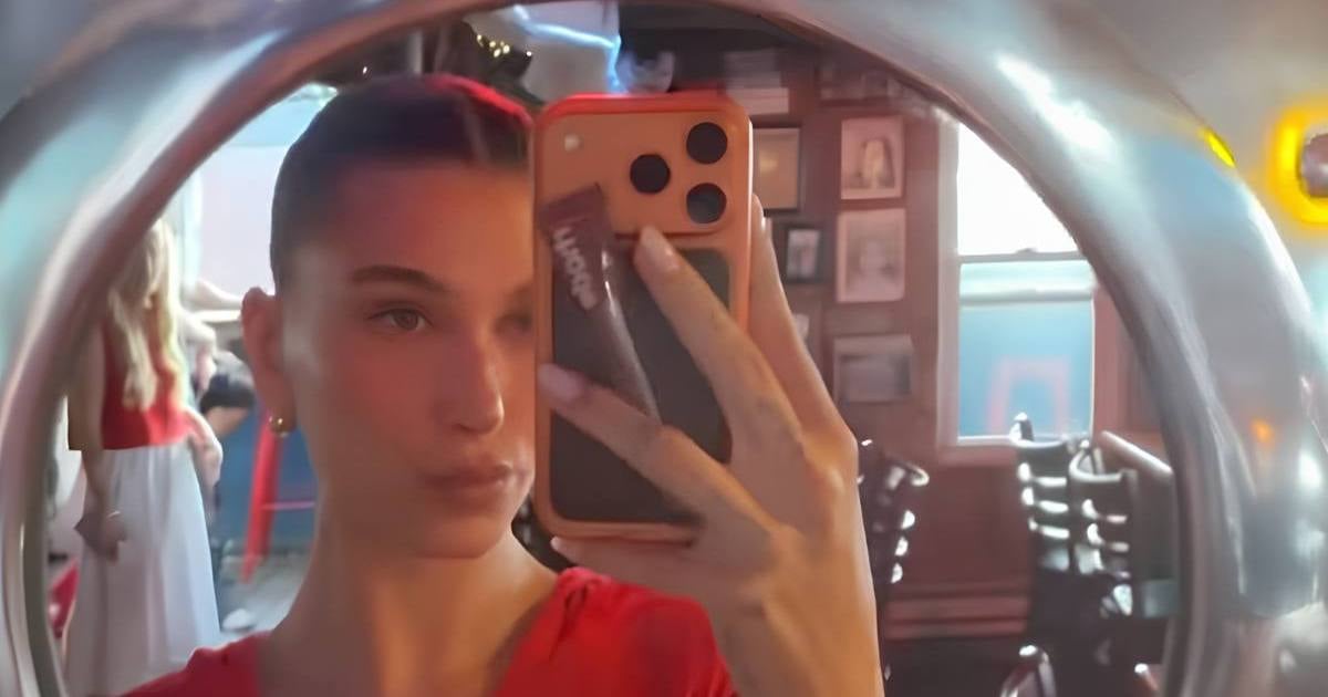 هايدي بيبر تتألق بالبيكيني البرتقالي في صورة قديمة