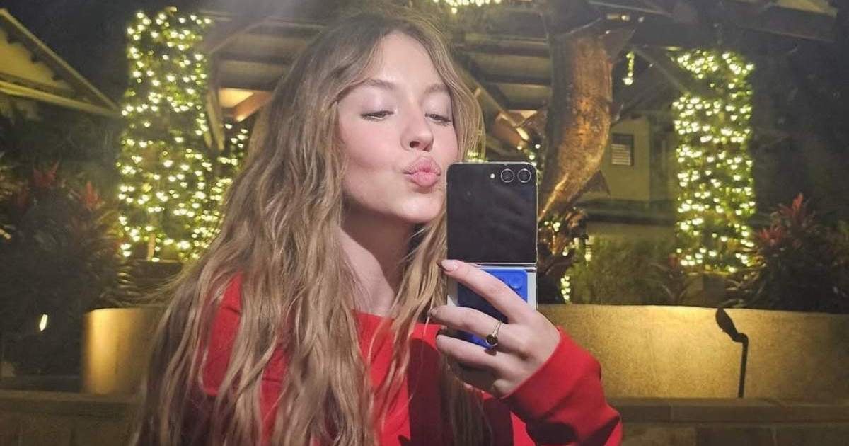 سيدني سويني تبرز منحنياتها بصدريّة Syrn بتصميم ملتف بسعر 39 دولارًا
