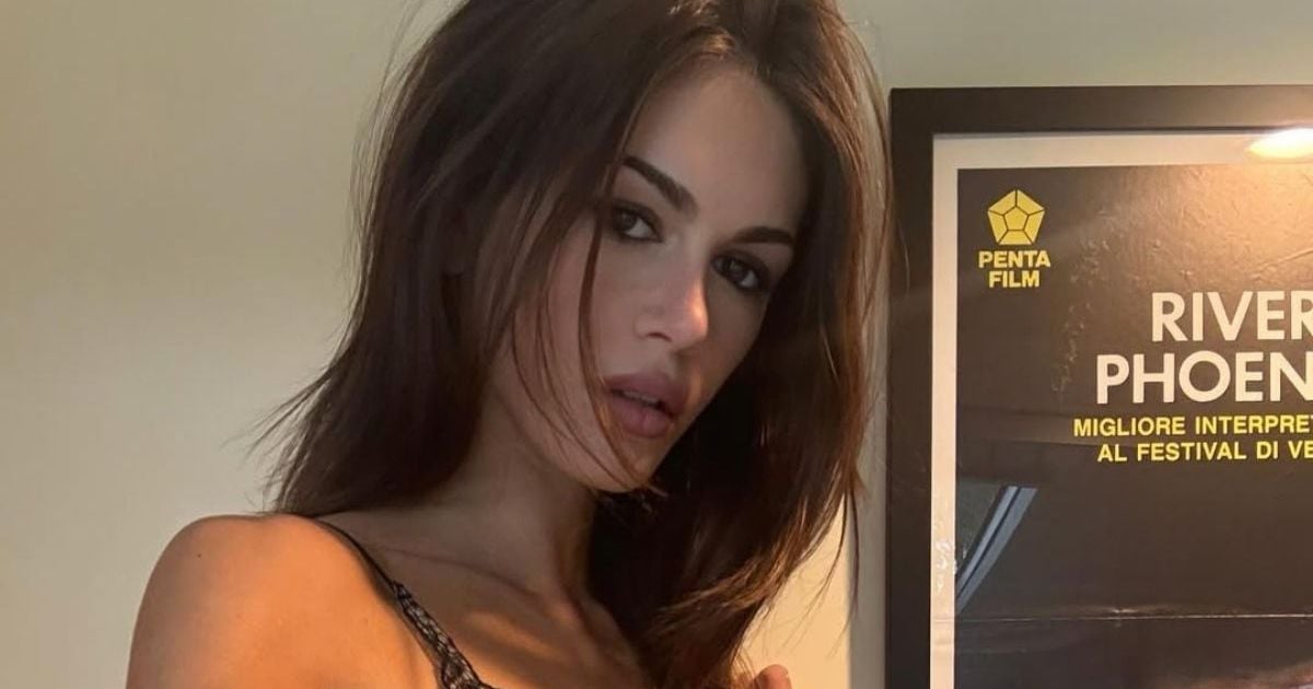 Kaia Gerber exhibe ses jambes longues dans une micro robe en dentelle