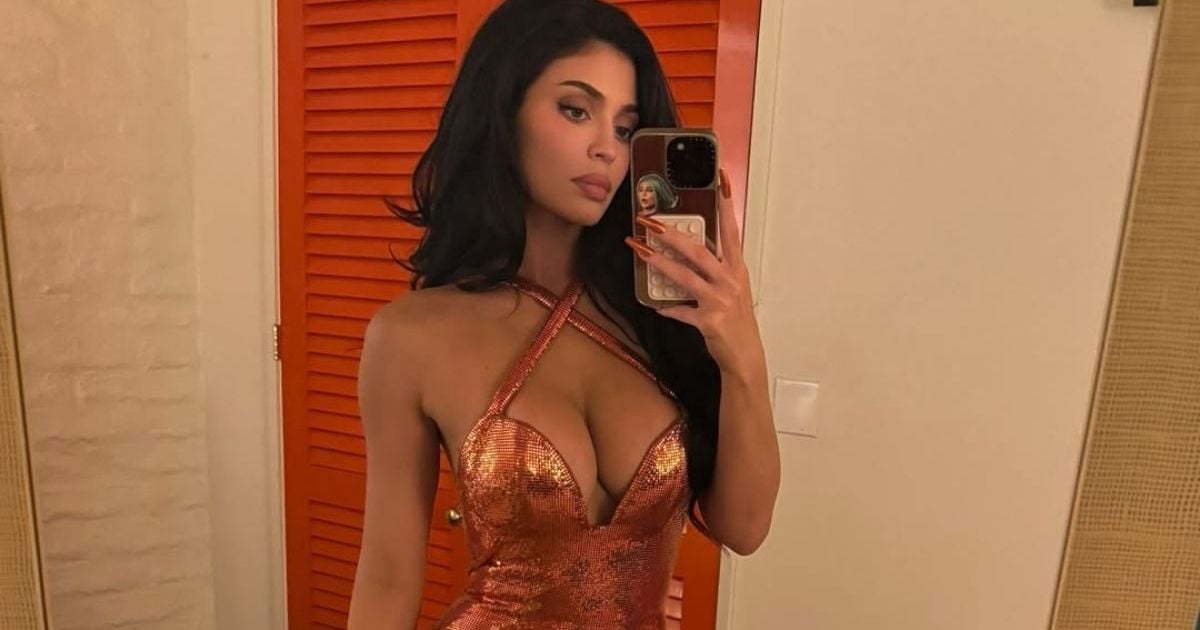 Kylie Jenner posa con vestido transparente en campaña de Kylie Cosmetics
