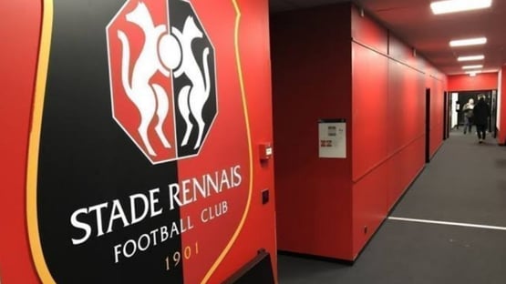 لاعب كرة قدم مشهور يدخل السجن بعد تورطه في سلسلة سرقات