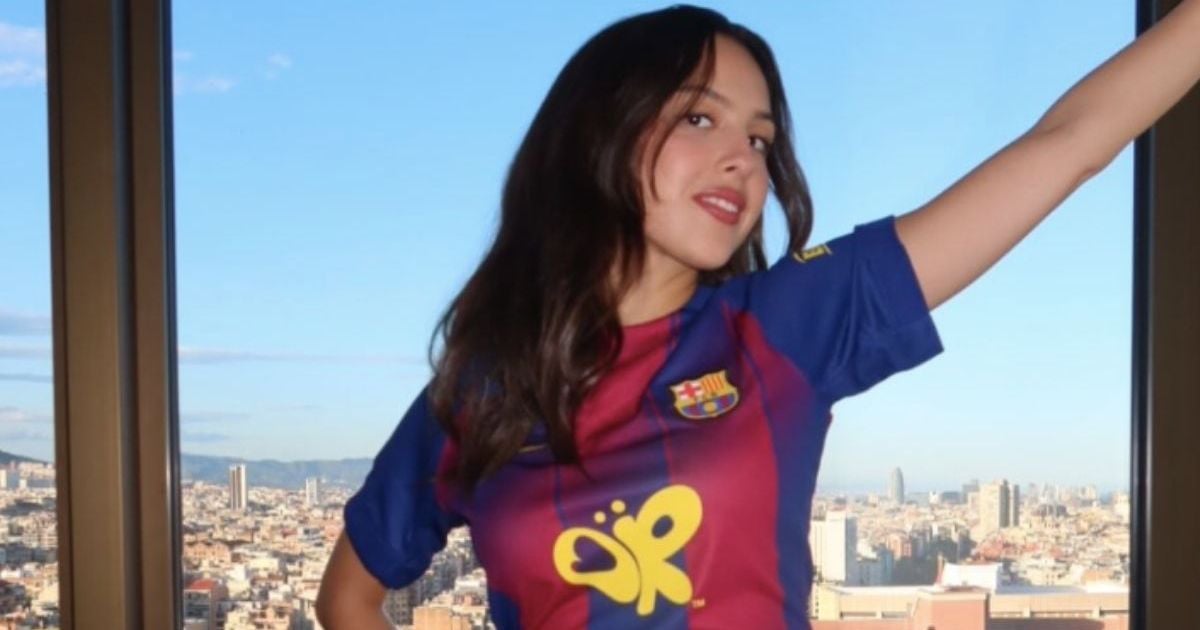أوليفيا رودريغو تتألق بفستان ميني من ميوميو مفتوح عند الصدر في مقابلة راديو