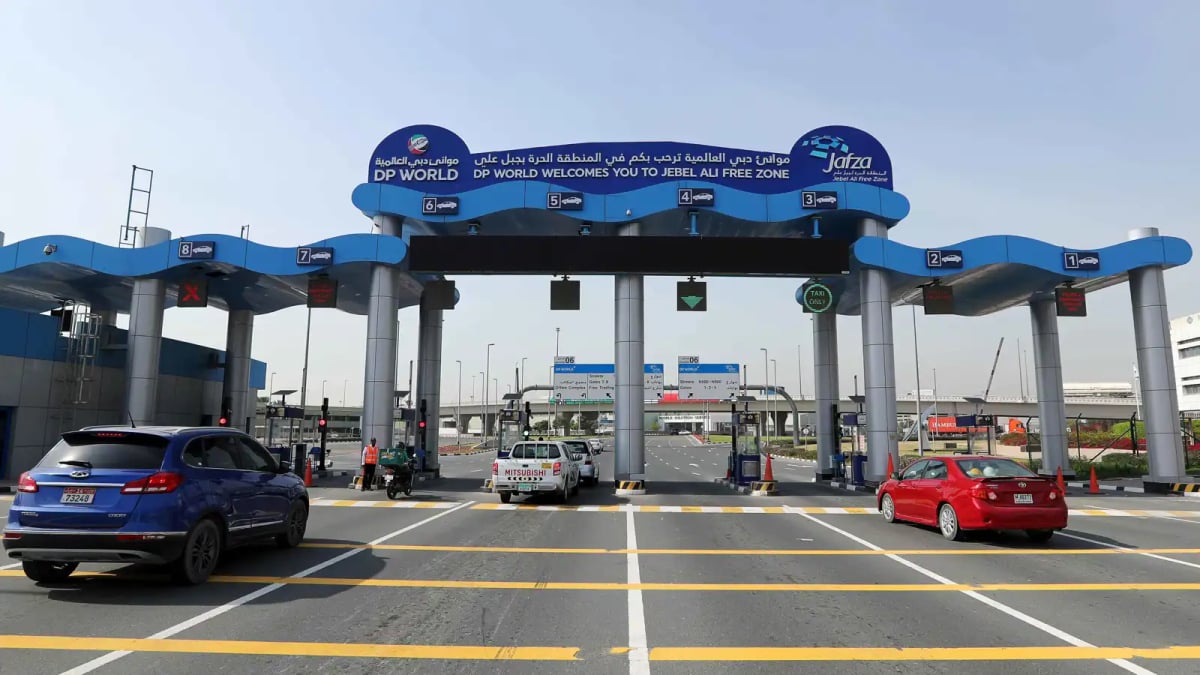 إيران تعلن استئناف الشحن المباشر للبضائع من الإمارات