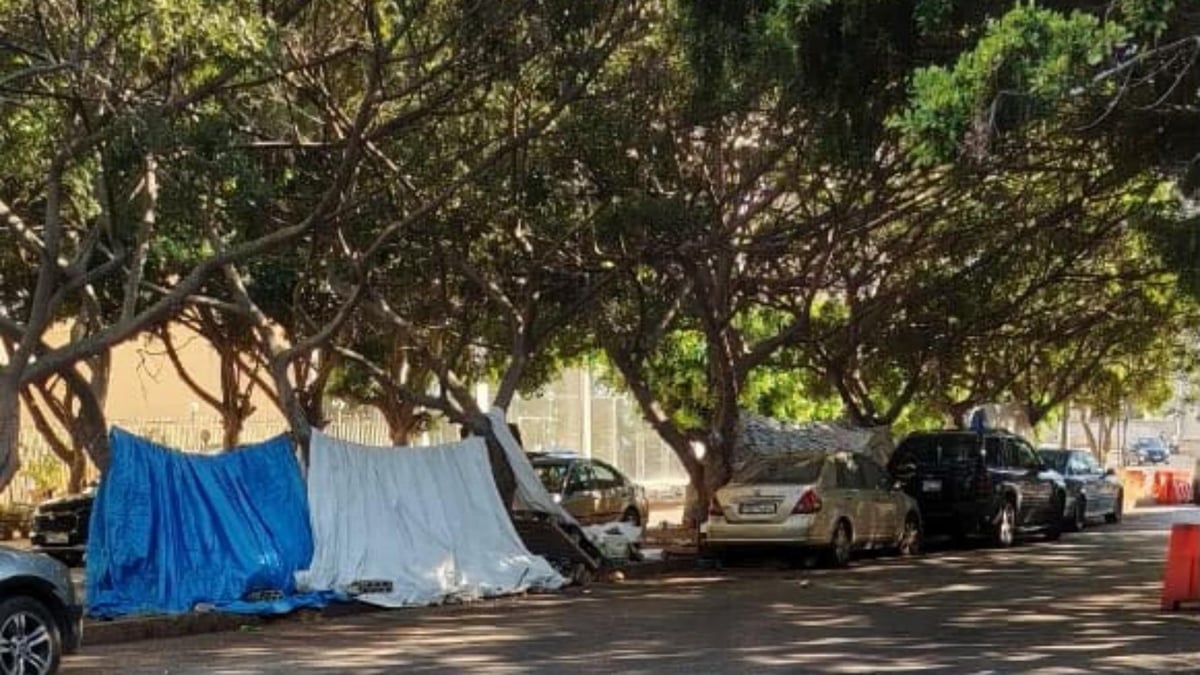 فوج حرس بيروت يزيل خيماً مستحدثة في منطقة سبينس