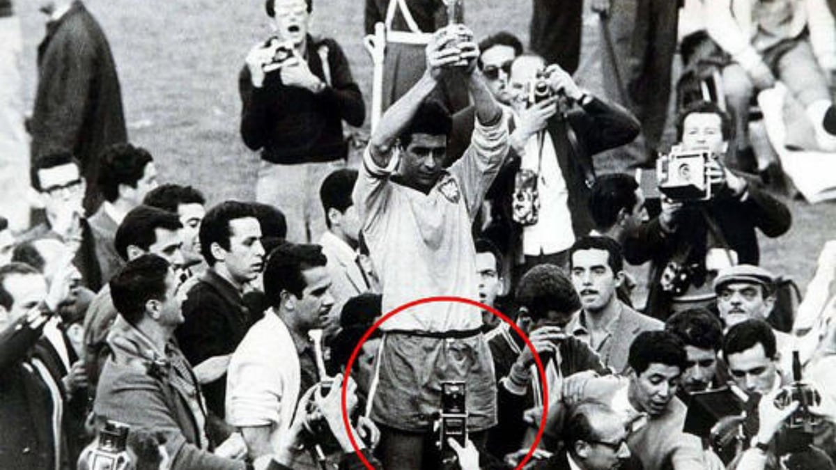 1962 World Cup Photo Sparks Debate Over Alleged Mobile Phone in Crowd
