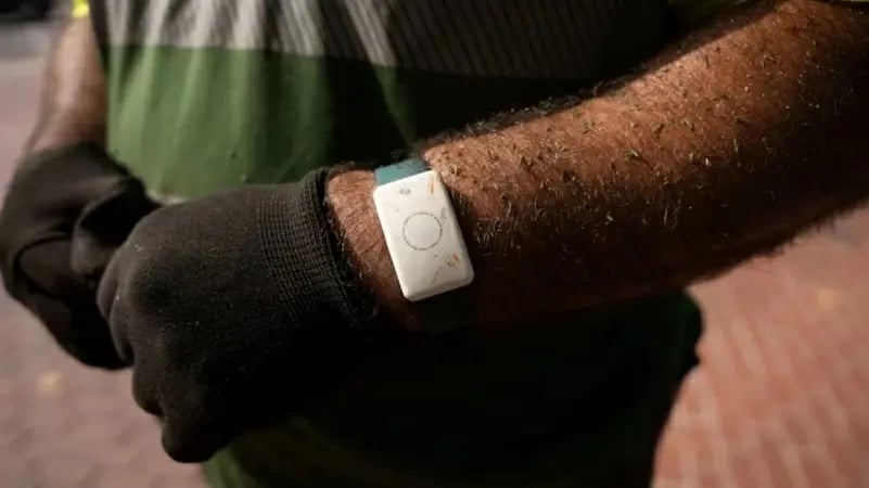 Barcelona Distributes Smart Bracelets to Protect Outdoor Workers Amid Heatwave Deaths