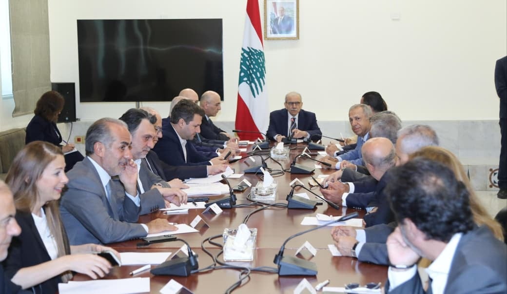 هل تنجح الحكومة في حل أزمة النفايات بعد عقد من الجمود؟
