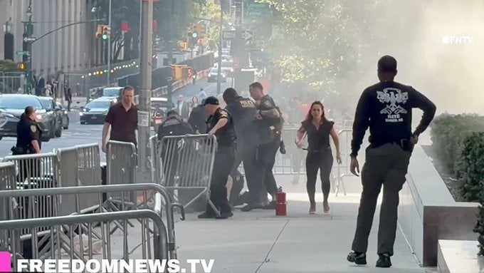Explosión provoca caos frente a edificio federal en Nueva York