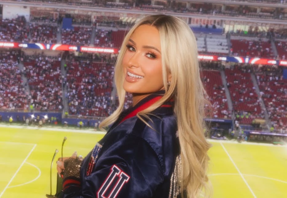 Paris Hilton deslumbra con micro vestido jersey de Michael Ngo