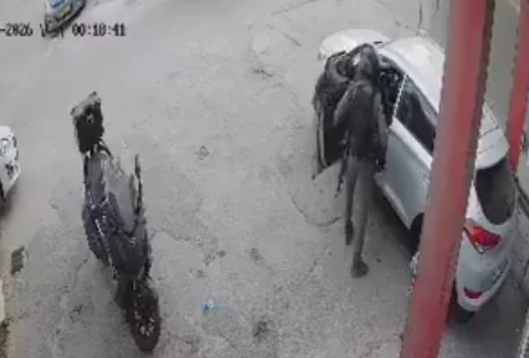 فيديو يوثق ضابطاً إسرائيلياً يلقي قنبلة صوتية داخل مركبة في القدس