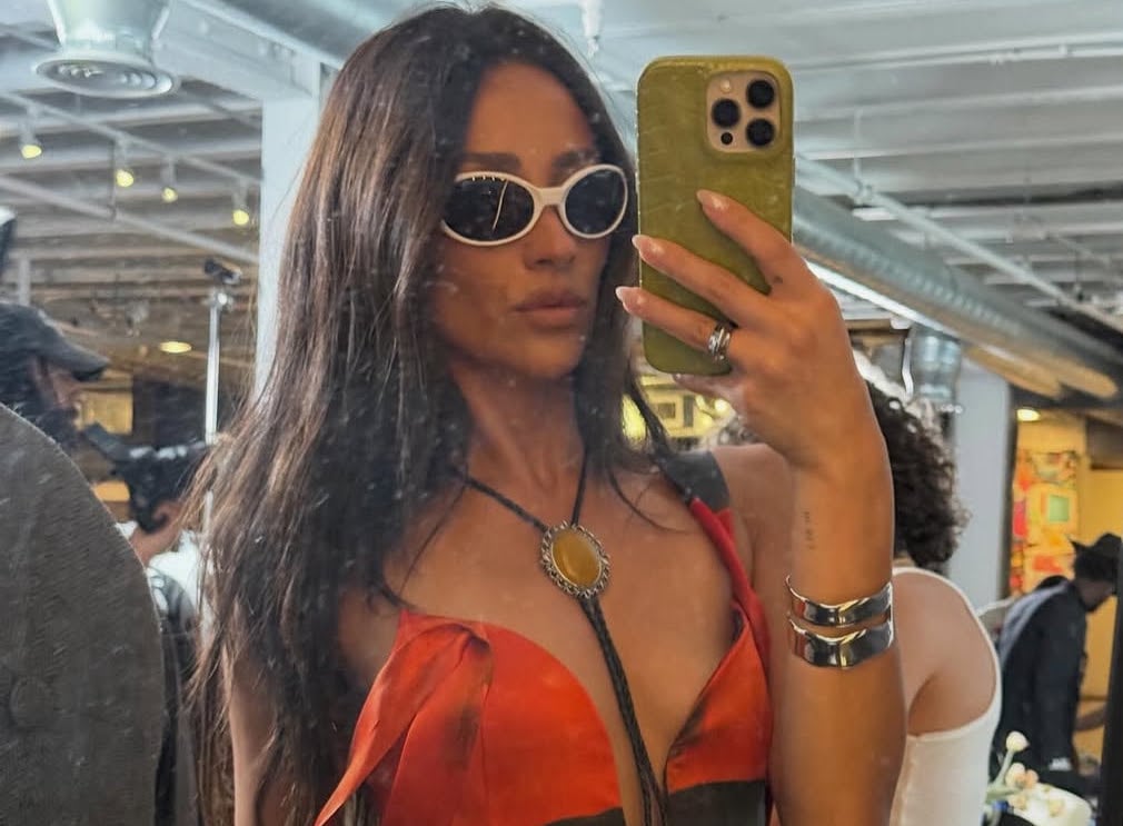 شاي ميتشل تخطف الأنظار بفستان ساتان يكشف عن صدرها في عرض KidSuper