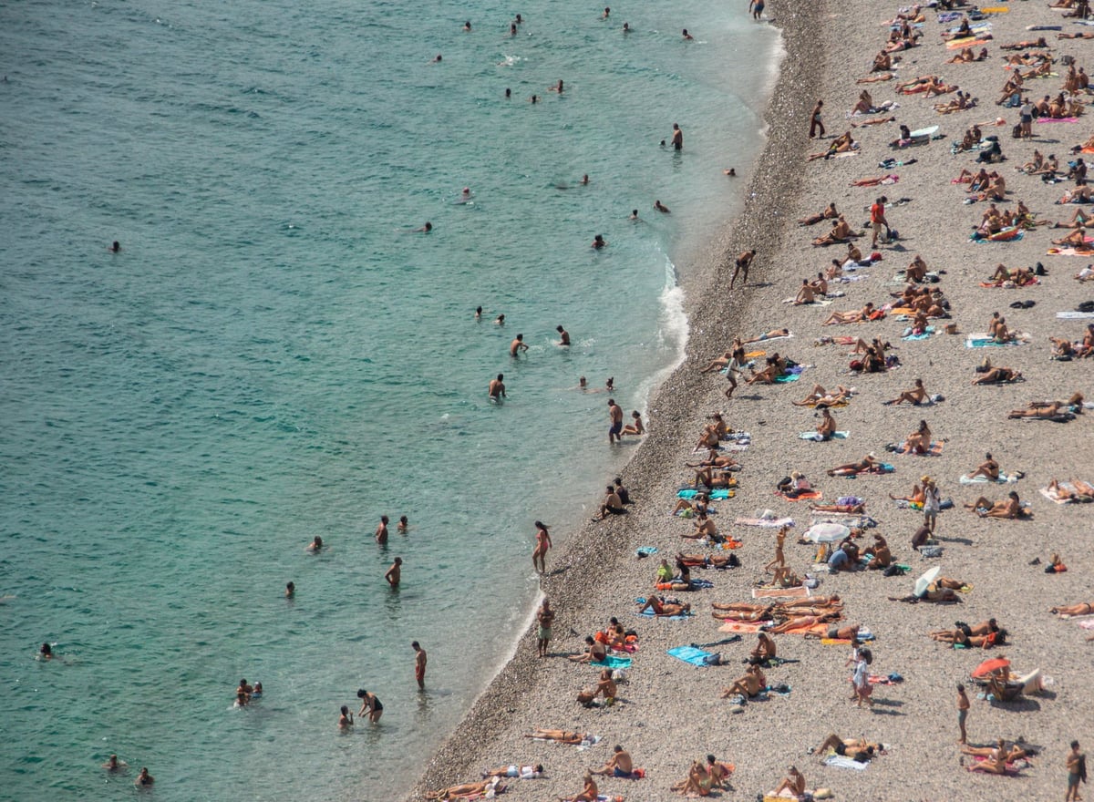 Le Défense civile met en garde contre la baignade sur les plages libanaises à cause des fortes vagues