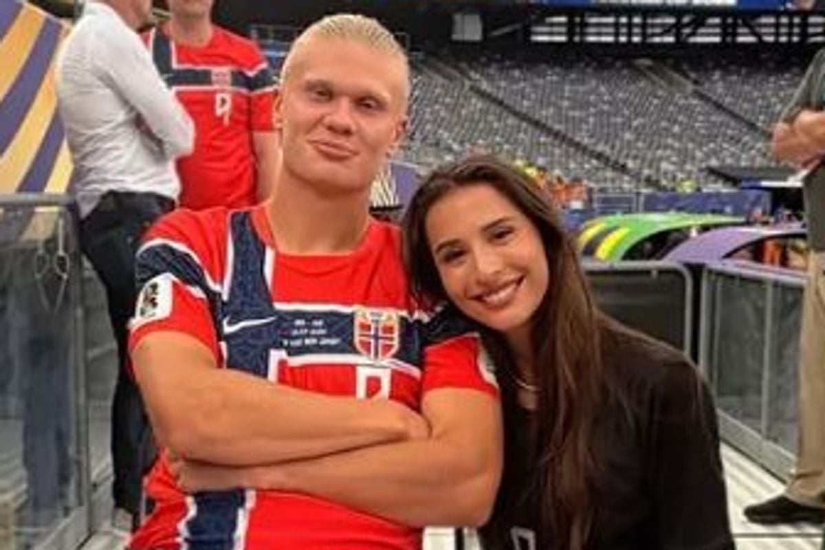 صديقة إيرلينغ هالاند تخطف الأنظار في كأس العالم بشورت جينز وجزمات كاوبوي
