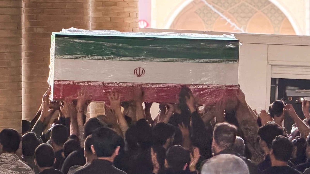 Arrivée du corps de Khamenei au mausolée de l’Imam Khomeini à Téhéran