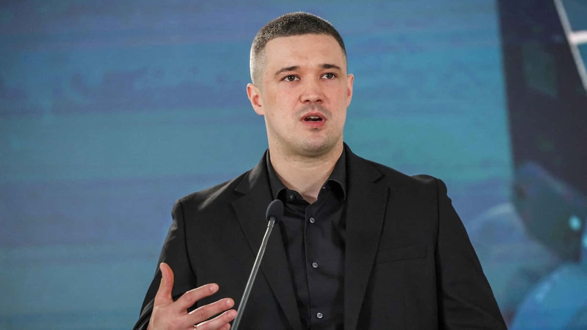 Dismissed Ukrainian Defense Minister Demands Reinstatement