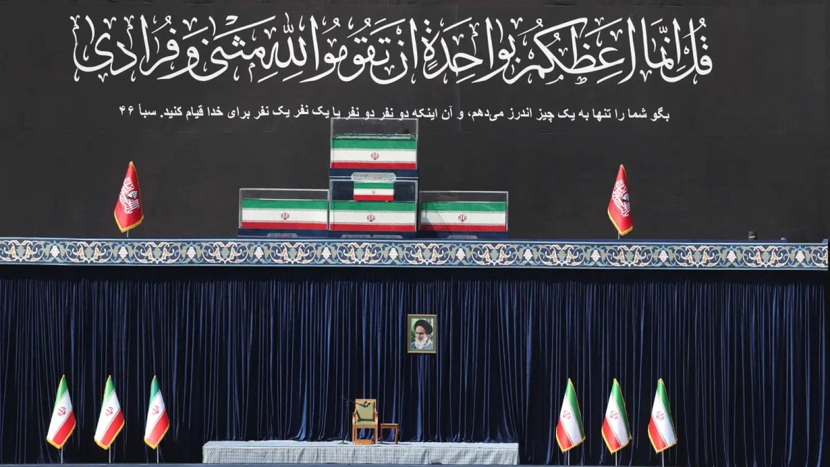 النظام الإيراني "متصدع".. غياب مجتبى عن التشييع يشعل التكهنات في إسرائيل
