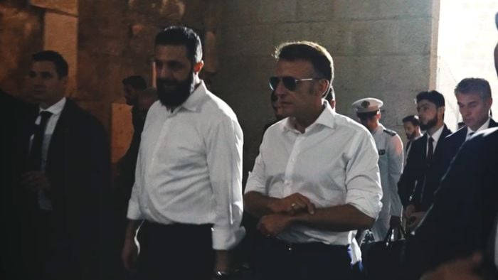 لحظة تاريخية.. ماكرون والشرع يتجولان في دمشق