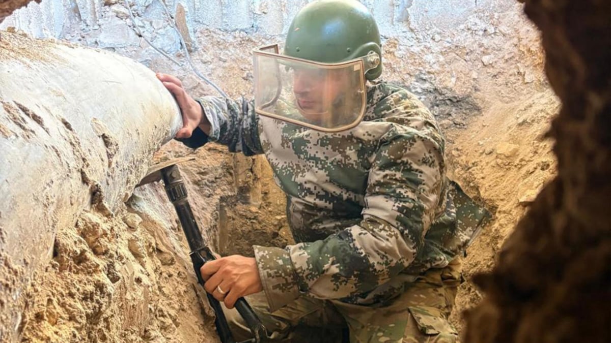 بالصّور: تفكيك قنابل غير منفجرة من المخلّفات الإسرائيلية