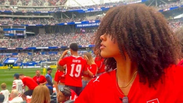 من هي المشجعة التي سرقت الأضواء في مباراة سويسرا وكولومبيا بكأس العالم 2026؟
