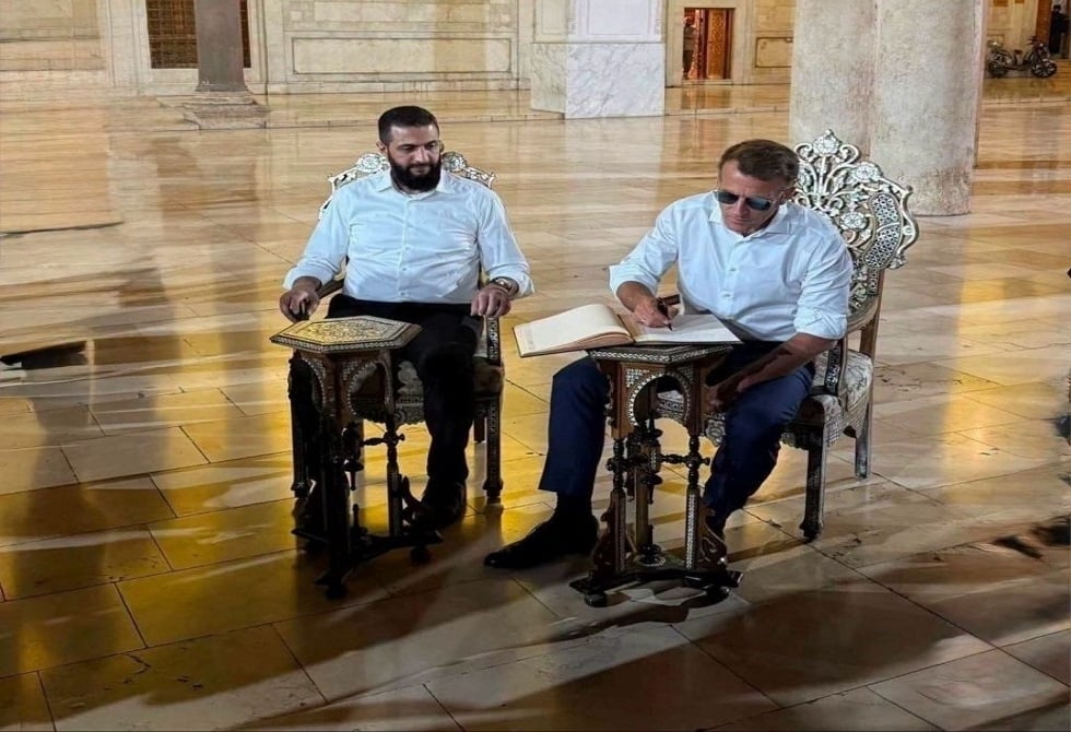 ماكرون يزور الجامع الأموي بدمشق ويوقع في سجل الزوار