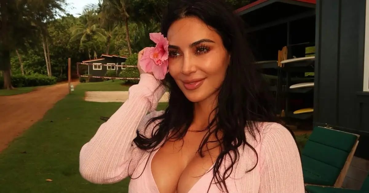 كيم كارداشيان تُظهر برايتلي أسود جريء مع كارديغان أصفر شفاف
