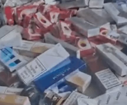 الجمارك تكشف مستودعًا يحتوي على كميات كبيرة من المعسّل والدخان المهرب