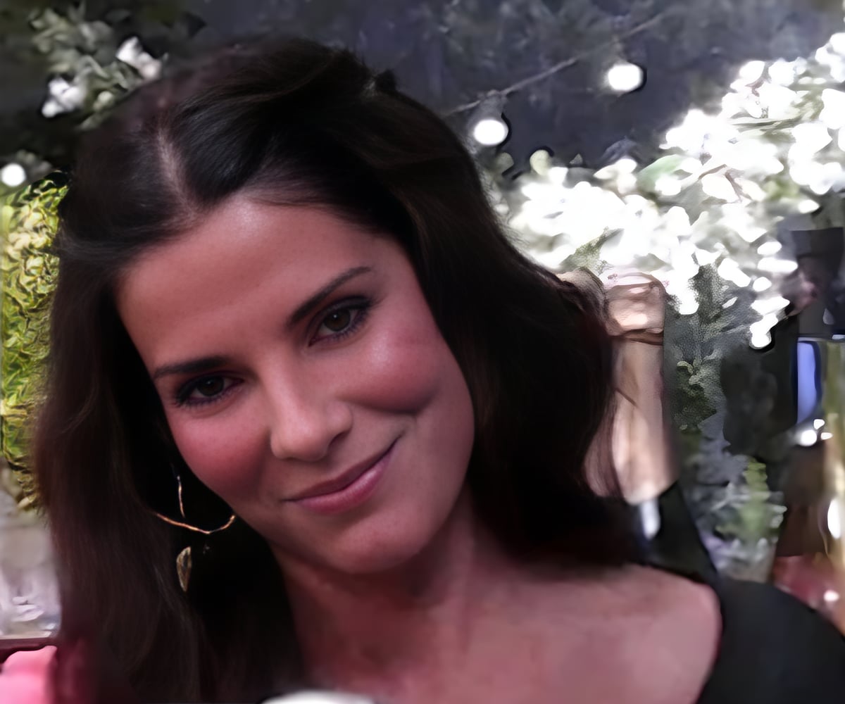Sandra Bullock’s Thigh-High Slit Dress Has Everyone Talking !