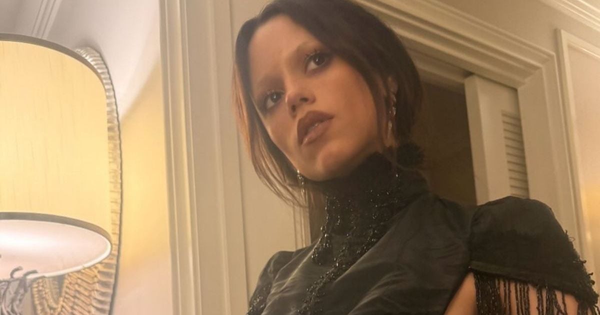 Джenna Ортега в прозрачном платье Dior для Esquire