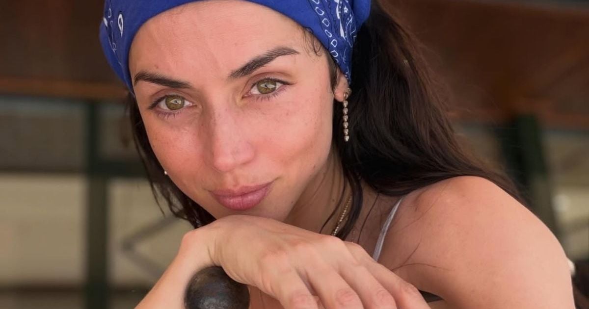 دي أرماس ترتدي فستانًا ميكرويًّا أسود وأبيض وتشارك مونتيرو في لحظات حميمية بفورمنتييرا