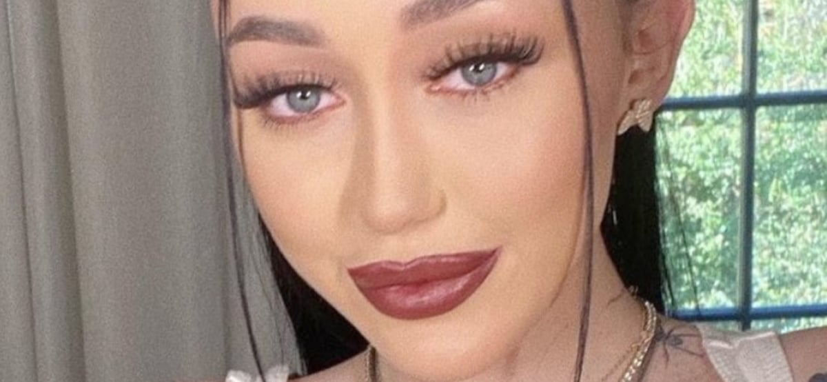 Noah Cyrus Dropped Her Pants Without Underwear!