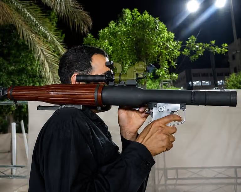 نساء وأطفال في خطوط المواجهة.. إيران تُدرّب جيشاً شعبياً على استخدام الأسلحة لقمع الاحتجاجات