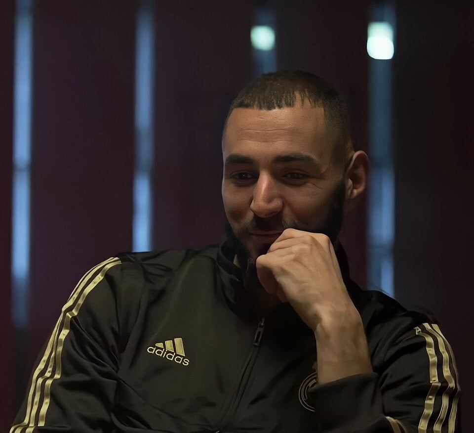 بنزيما يرفض الانتقال إلى نادي الشباب رغم طلبه تسهيل إجراءات انتقاله