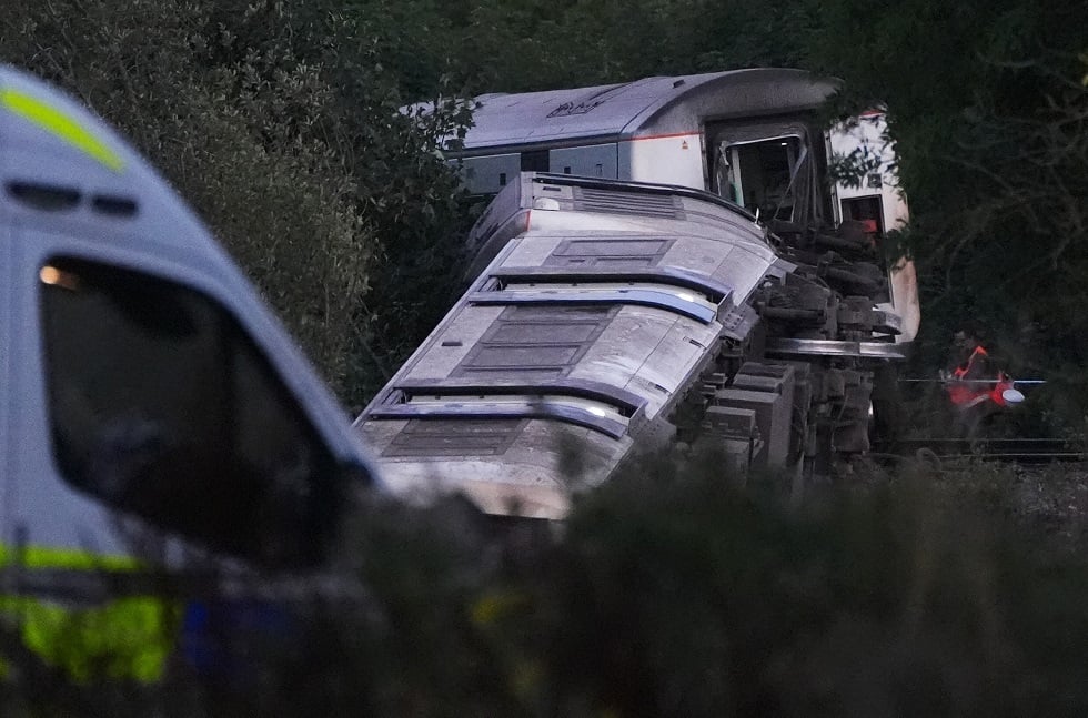 ما سبب خروج قطار عن القضبان في ساسكس جنوب بريطانيا وإصابات 20 شخصاً؟