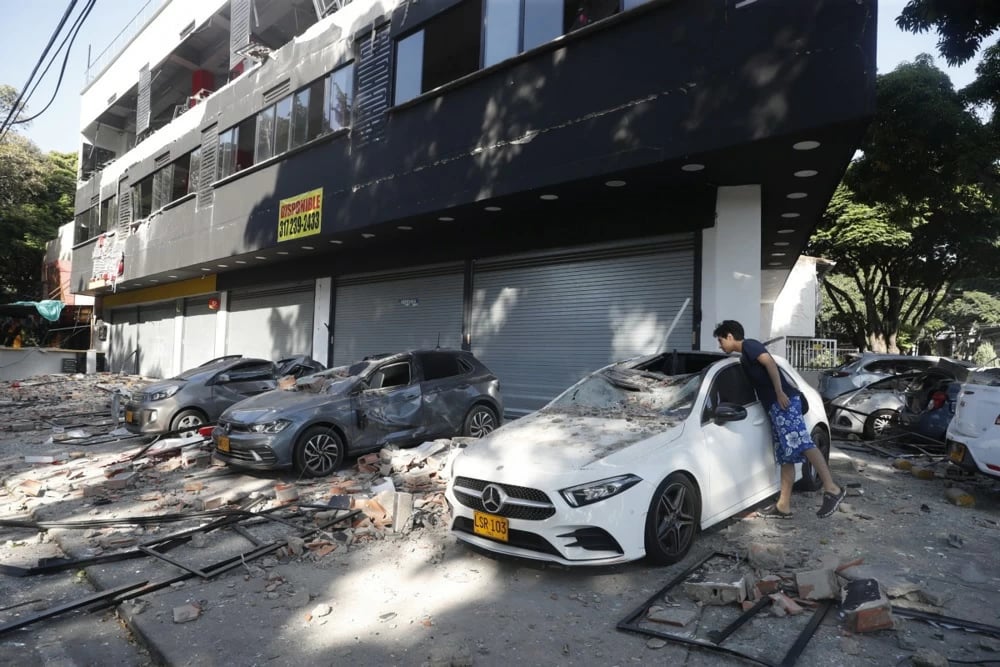 زلزال بقوة 7.4 درجة يُحدث انهيارات في كالي ويعطل المطارات الستة