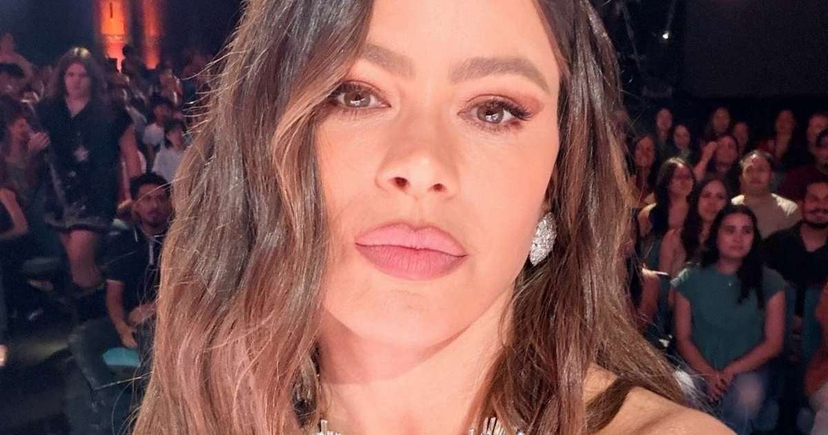 Sofia Vergara en robe Alex Perry plongeante sur le tournage d’« AGT »