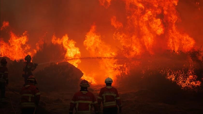 Portuguese Wildfire Threatens Three Villages, Injures Three Firefighters