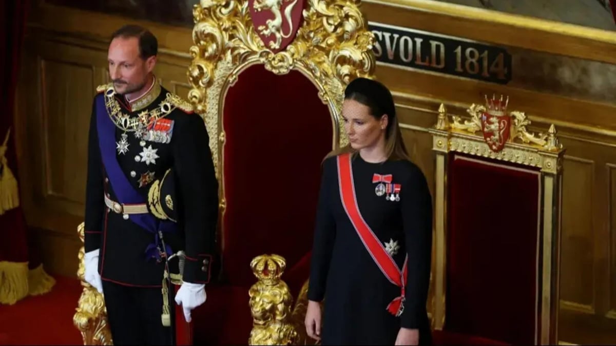 Haakon VIII prête serment devant le Storting