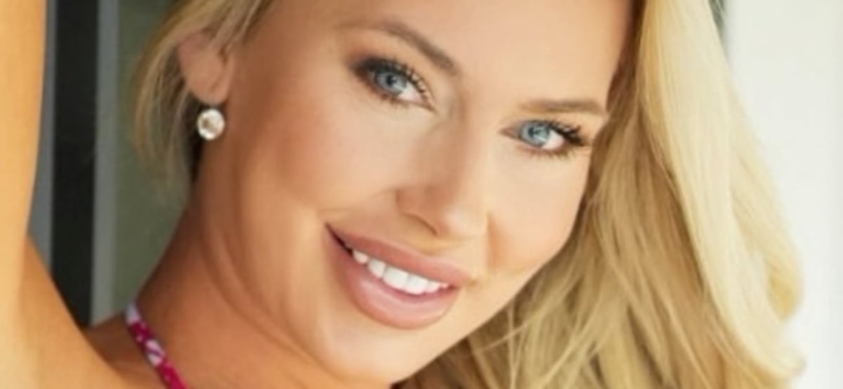 كايلي رين تعدّل فستانها الضيق لتظهر بشكل أفضل