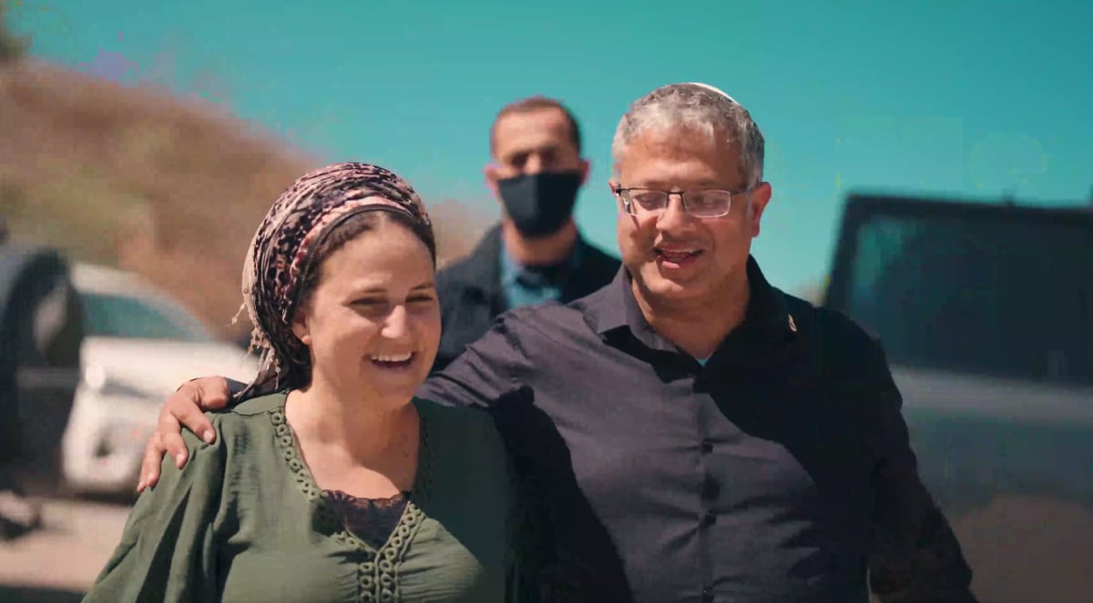 Ben Gvir et son épouse tirent sur des portraits de dirigeants du Hezbollah, du Hamas et des Houthis (vidéo)